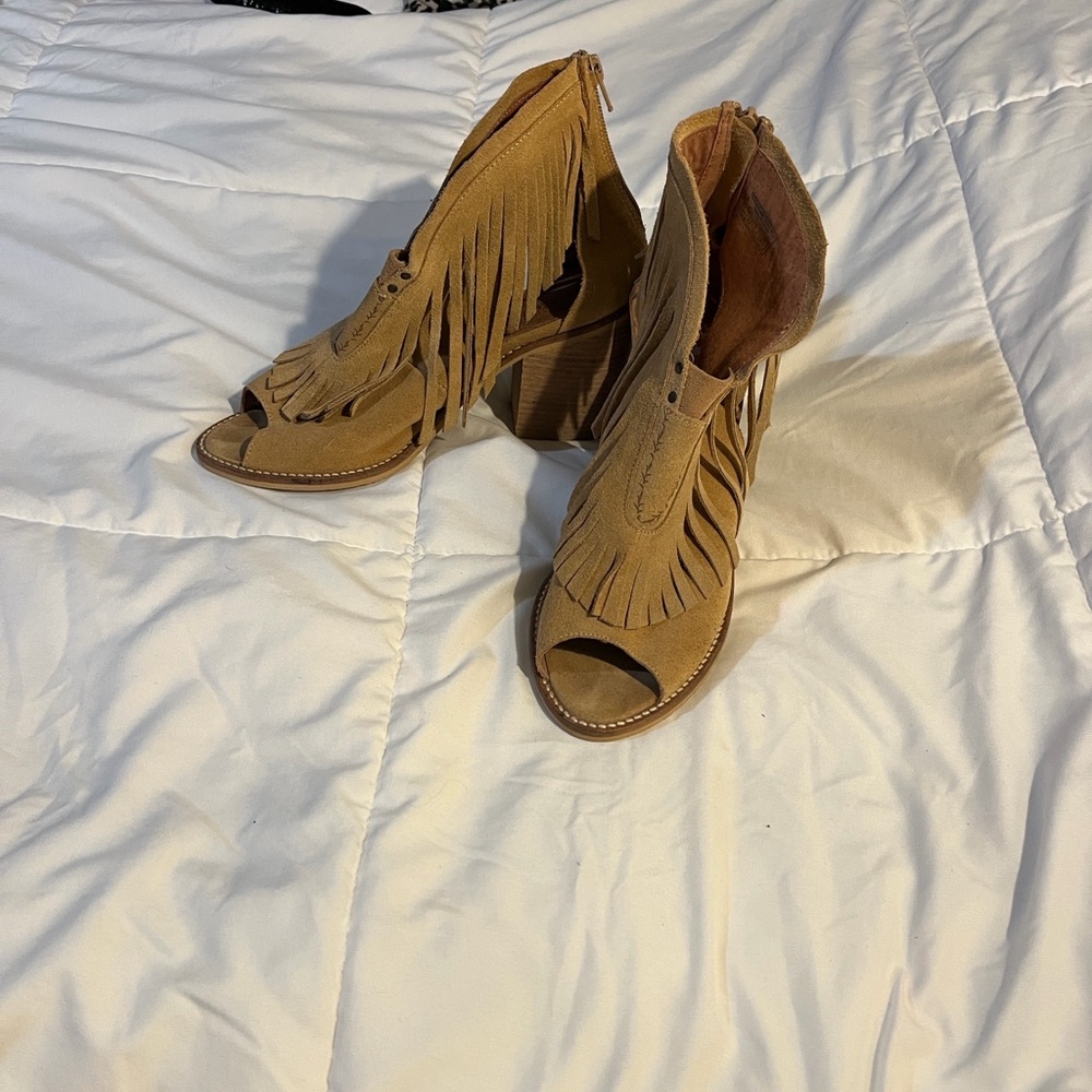 Musse & Cloud Tan Fringe Heeled Boots